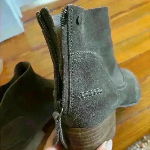 Ugg suede ankle bootie women’s size 7 - Picture 4 of 6